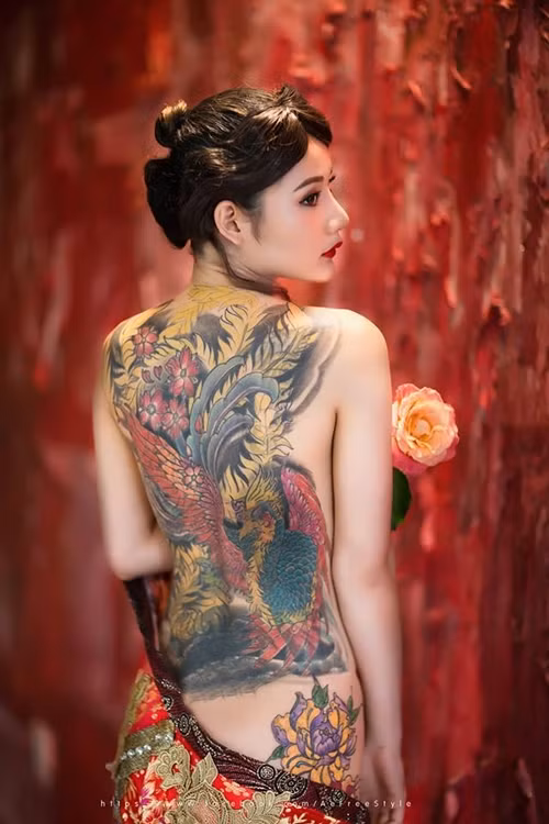 Tấm lưng trần nõn nà làm nền cho những hình xăm nghệ thuật của hot girl Thái Lan này.