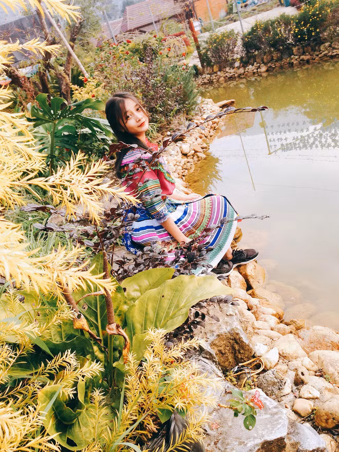 Trong đoạn clip, trên nền một ca khúc nhạc ngoại, các cô gái dân tộc trong trang phục truyền thống của đồng bào dân tộc phía Bắc đang say sưa biểu diễn những điệu nhảy đáng yêu, xung quanh là không ngớt những lời khen ngợi từ khán giả đứng xem.