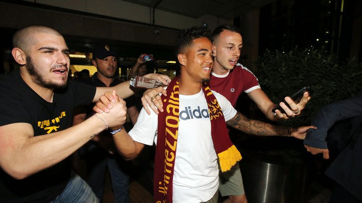 Roma đã đạt thỏa thuận với Ajax về giá chuyển nhượng 20 triệu euro cho tiền đạo 19 tuổi người Hà Lan - Kluivert.