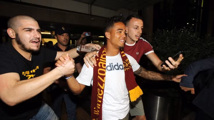 Roma đã đạt thỏa thuận với Ajax về giá chuyển nhượng 20 triệu euro cho tiền đạo 19 tuổi người Hà Lan - Kluivert.