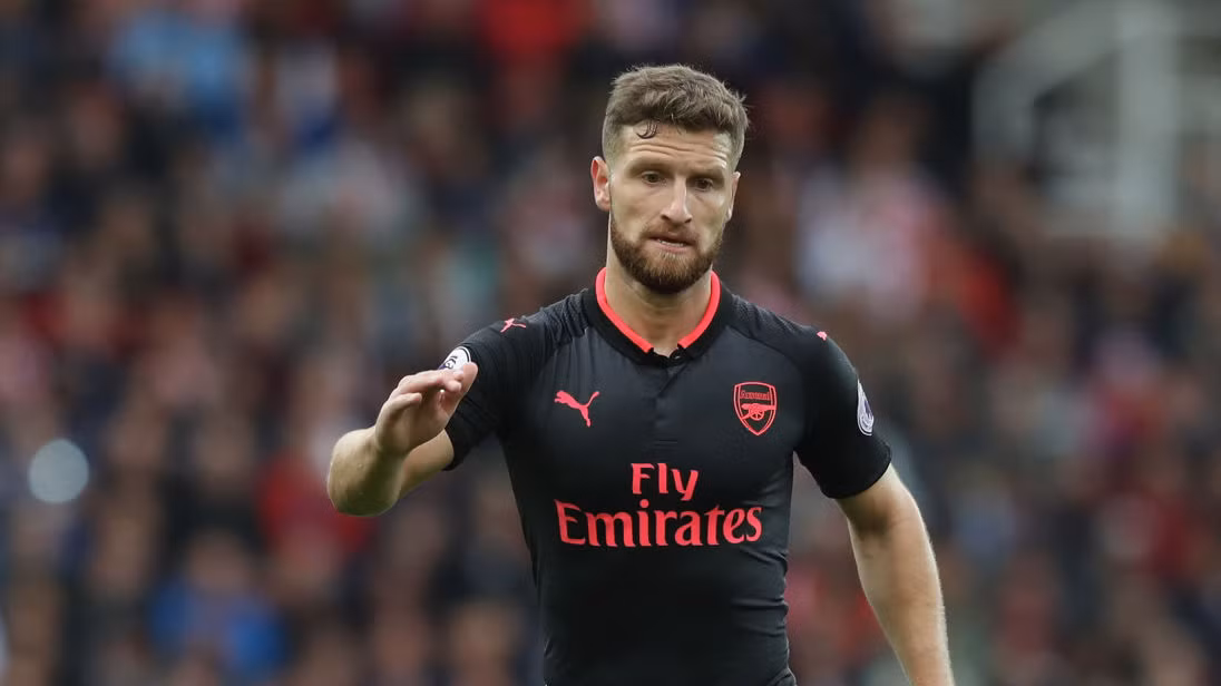 Inter Milan nâng giá, Mustafi sắp rời Arsenal: Theo thông tin chuyển nhượng cầu thủ từ báo giới Italia, Inter sẵn sàng chi 4,6 triệu bảng để mượn Mustafi, kèm theo điều khoản mua đứt trị giá 23 triệu bảng. Nếu trung vệ người Đức thi đấu nhiều hơn 50% số trận ở Inter, CLB Italia bắt buộc phải kích hoạt điều khoản mua đứt. Cũng như Chamberlain, Mustafi đã có động thái yêu cầu rời Arsenal trong thời gian qua. Ảnh: Goal