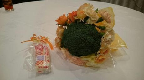 Trước đó, ý tưởng dùng hoa súp lơ đã được dân mạng biết tới nhưng đó là ở Nhật Bản và Trung Quốc thông qua các clip cầu hôn hay đám cưới ở nước bạn.