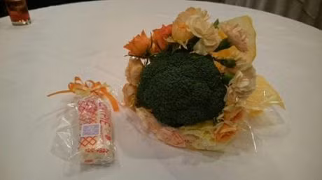 Trước đó, ý tưởng dùng hoa súp lơ đã được dân mạng biết tới nhưng đó là ở Nhật Bản và Trung Quốc thông qua các clip cầu hôn hay đám cưới ở nước bạn.