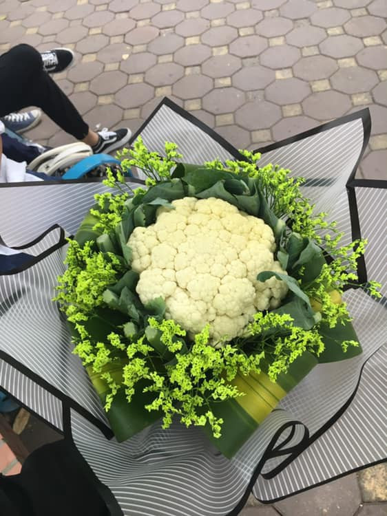 Năm nào cũng vậy, trùng vào cuối Thu cũng là mùa chụp kỷ yếu của các bạn học sinh, sinh viên. Để có bộ chụp ảnh kỷ yếu đẹp, các bạn đã phải đầu tư rất nhiều từ bối cảnh cho đến trang phục, bên cạnh đó hoa cầm tay cũng là một điểm được vô cùng chú ý.