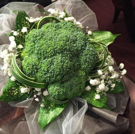 Chủ nhân bó hoa trên cho biết, do đã chụp kỷ yếu từ trước đó và cảm thấy bỏ ra 100 hay 200 nghìn mua hoa chụp chừng 2 tiếng rồi bỏ là vô cùng lãng phí nên mới nảy ra ý định này. Sau đó, cô bạn này đã tặng bó hoa của mình cho một bạn nữ.