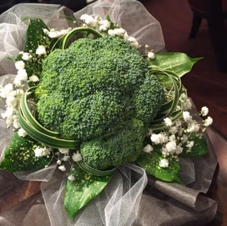 Chủ nhân bó hoa trên cho biết, do đã chụp kỷ yếu từ trước đó và cảm thấy bỏ ra 100 hay 200 nghìn mua hoa chụp chừng 2 tiếng rồi bỏ là vô cùng lãng phí nên mới nảy ra ý định này. Sau đó, cô bạn này đã tặng bó hoa của mình cho một bạn nữ.