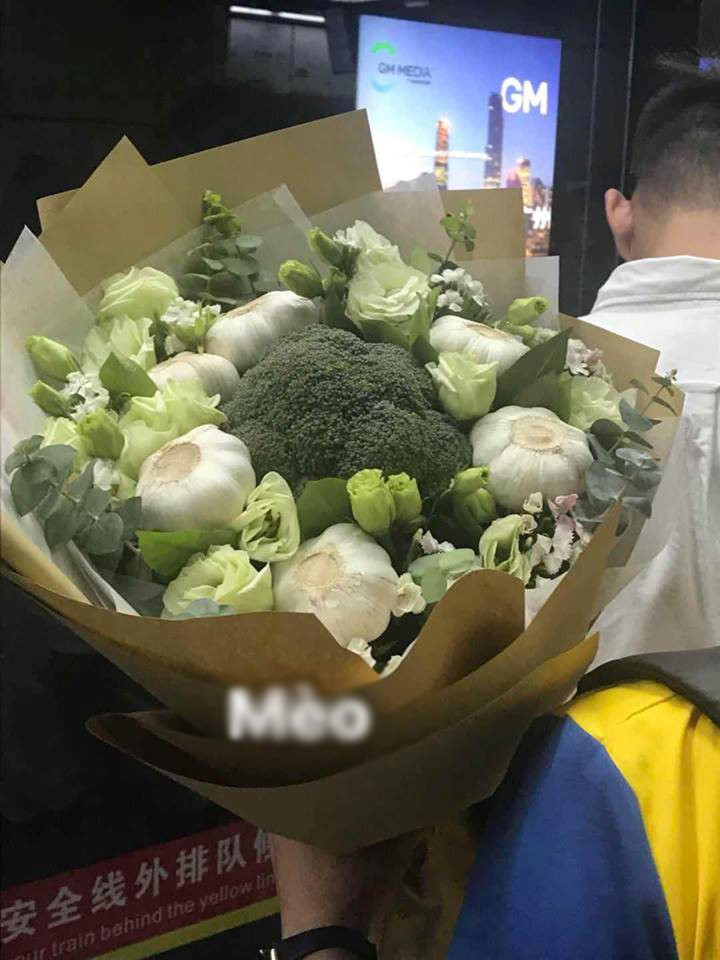 Đúng là đôi khi sự sáng tạo không chỉ giúp bạn tiết kiệm mà còn mang lại giá trị tinh thần to lớn và vô cùng đáng nhớ. Đơn cử như chủ nhân của bó hoa súp lơ xuất hiện trong bộ ảnh kỷ yếu vừa qua.