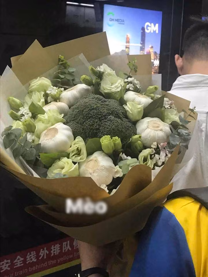 Đúng là đôi khi sự sáng tạo không chỉ giúp bạn tiết kiệm mà còn mang lại giá trị tinh thần to lớn và vô cùng đáng nhớ. Đơn cử như chủ nhân của bó hoa súp lơ xuất hiện trong bộ ảnh kỷ yếu vừa qua.