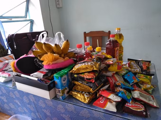 Theo bạn Nguyễn Thanh Long, người đăng tải clip cho biết, thầy Minh đã gắn bó với lớp từ ngày lớp 10 Trên lớp thầy là người gần gũi, nhiệt tình, thân thiện nhưng ngoài đời lại rất vui tính, đặc biệt cũng khá "lầy". Vì vậy, nhân dịp sinh nhật thầy, lớp muốn dành cho thầy giáo dễ thương này sự bất ngờ và cũng là để lưu giữ chút kỷ niệm thời học sinh của mình.