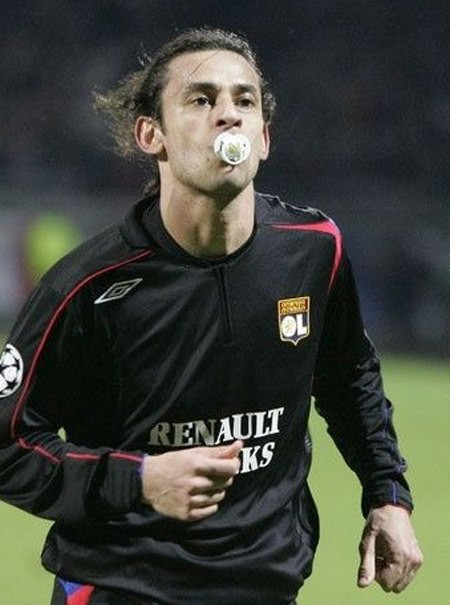 Tiền đạo người Brazil Fred đã lôi ngay trong túi ra chiếc núm ti giả khi ghi bàn thắng giúp Lyon có chiến thắng đậm 4-0 trước PSV Eindhoven hôm 9/3/2006.