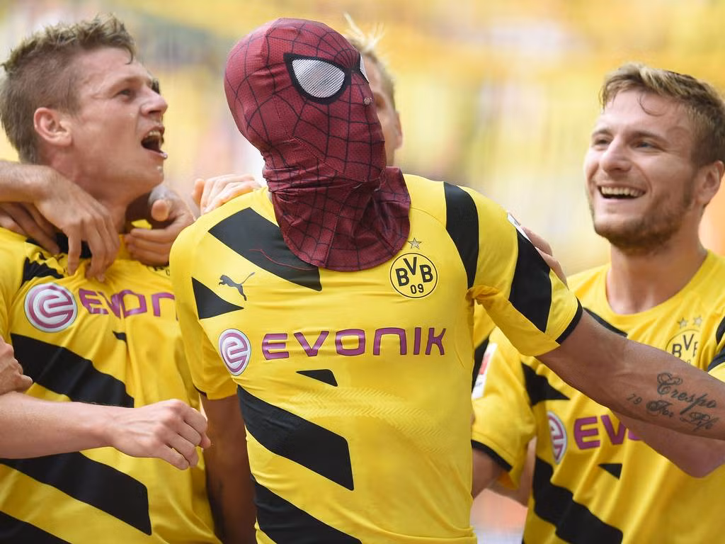 Sau khi ghi bàn thắng nâng tỷ số lên 2-0 trong trận siêu cúp Đức với Bayern Munich, tiền đạo Pierre-Emerick Aubameyang của Dortmund có màn ăn mừng quen thuộc mang phong cách của riêng anh đó là đeo mặt nạ Người nhện và chạy tung tăng khắp sân.