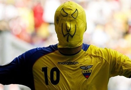 Cách ăn mừng bàn thắng độc đáo theo kiểu Spider Man của một cầu thủ Costa Rica.