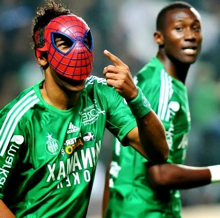 Có thể cho rằng Aubameyang là người đầu tiên nghĩ ra trò ăn mừng bằng mặt nạ Người nhện. Anh bắt đầu ăn mừng theo phong cách này khi còn thi đấu cho CLB St.Etienne của Pháp.