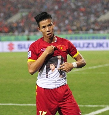Tại AFF Cup 2014, Quế Ngọc Hải của ĐT Việt Nam có màn ăn mừng hết sức có ý nghĩa để tri ân người thầy của mình là HLV Hữu Thắng .