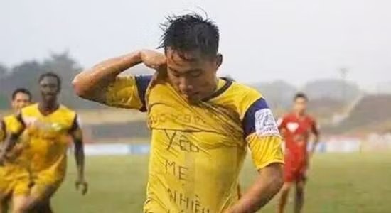 Không giống như Balotelli ăn mừng ngạo nghễ, Tấn Tài của CLB SLNA lại dùng cách viết vào áo để ăn mừng khi ghi bàn thắng.