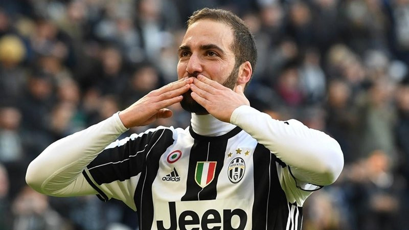 Mới đây, Higuain đã có thêm 1 hành động để quyết tâm ở lại Juventus. Theo ilbianconero.com, tiền đạo người Argentina đã kí hợp đồng thuê 1 căn nhà ở Turin với giá 10 nghìn euro mỗi tháng.