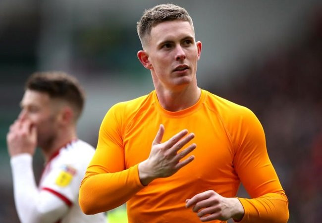Nguồn tin từ Sky Sports cho biết, Sheffield United đã đạt được thỏa thuận về việc mượn thủ môn Dean Henderson, bản hợp đồng sẽ được công bố vào cuối tuần này. Mùa giải 2018/19 vừa qua, tuyển thủ U21 cũng khoác áo đội chủ sân Bramall Lane và thậm chí giành luôn danh hiệu "Cầu thủ trẻ xuất sắc nhất" năm.