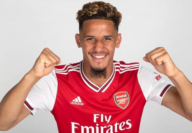 Trên trang chủ của mình, Arsenal chính thức thông báo có được trung vệ William Saliba từ AS Saint-Etienne. Mặc dù vậy, sao mai gốc Cameroon sẽ tiếp tục khoác áo "Les Verts" ở mùa giải tới theo dạng cho mượn. Đây là một thỏa thuận trong hợp đồng được kí kết giữa hai bên.