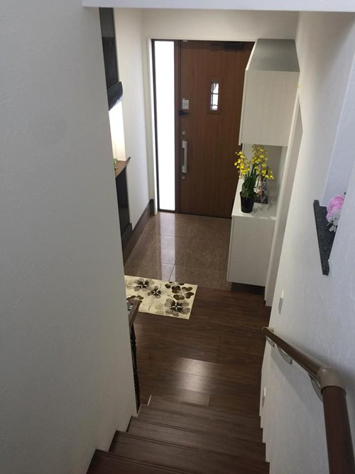 Ngôi nhà có giá ban đầu là 8,6 tỷ gồm cả nhà và đất nhưng sau đó hạ giá còn 6,8 tỷ. Chị Ánh có nhiệm vụ thương lượng và trao đổi giá cả, còn ông xã chị làm hồ sơ.