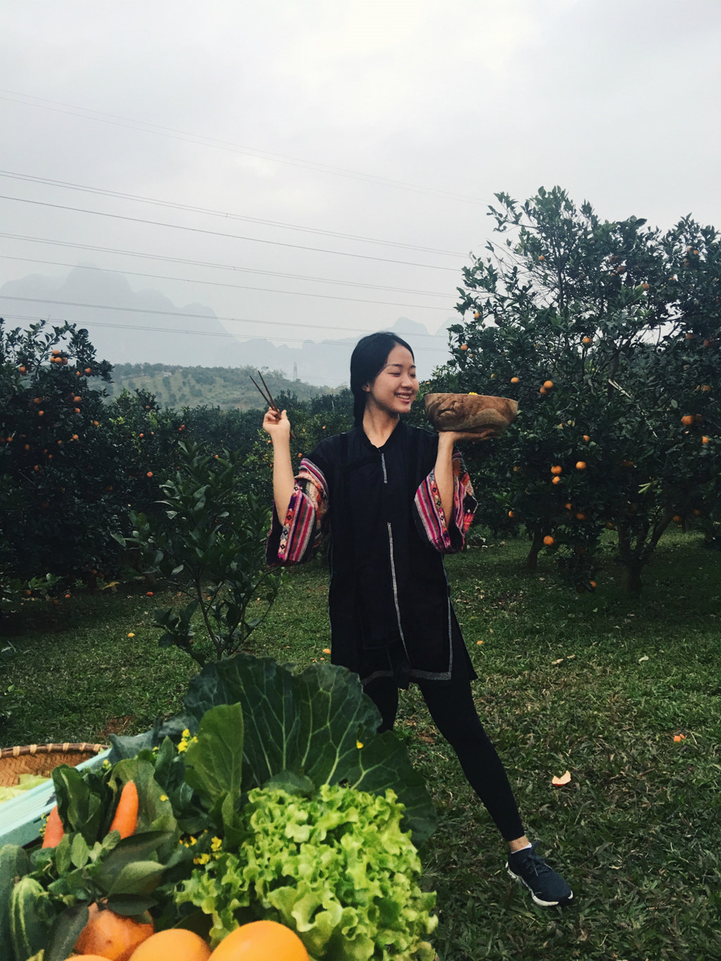 Vương Anh là du học sinh Việt tại Mỹ và Úc trong suốt 3 năm qua. Dù tiếp xúc với nhiều nền văn hóa khác nhau nhưng cô bạn 9X này vẫn giữ được nét truyền thống rất "Việt Nam" đó là mái tóc dài, thẳng mượt và đen óng ả, dùng tiếng mẹ đẻ để chia sẻ mọi thứ tại trang cá nhân.