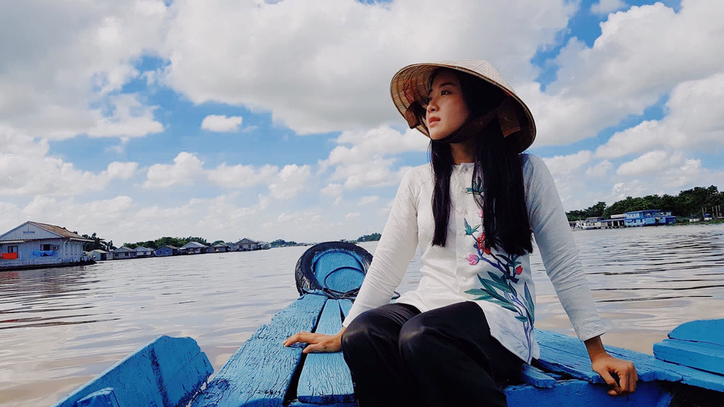 Từ khi đi học xa nhà, thời gian về Việt Nam không nhiều nên Vương Anh vẫn chưa có cơ hội "trổ tài" nấu ăn cho mẹ. 9X khoe bánh mình làm được mẹ "chấm điểm" rất ngon.