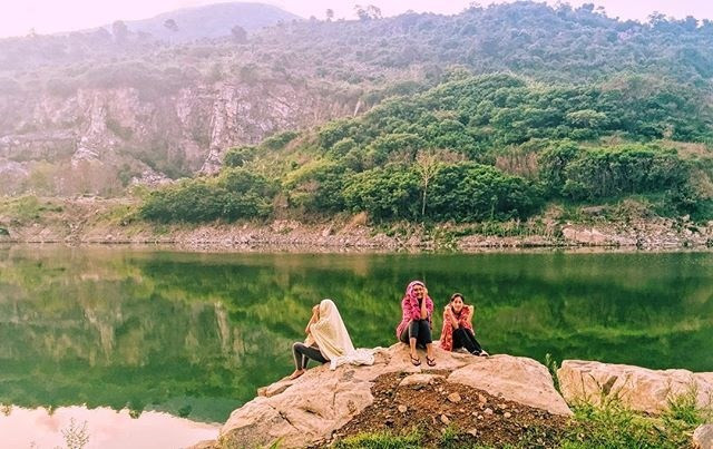 Sẽ thật tuyệt khi bạn đến đây cùng nhóm bạn đem theo những đồ ăn nhẹ hay chuẩn bị sẵn đồ thực phẩm đã ướp gia vị để nướng. Bạn cũng nên đem theo những chiếc cần câu để vừa câu cá giải trí trong hồ vừa được thưởng thức món cá nướng tự nhiên thơm phức.