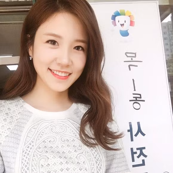 Cô cũng thường xuất hiện đưa tin tại các sự kiện thể thao lớn trong và ngoài nước, như mới đây nhất là tại Thế Vận hội mùa đông Pyeongchang 2018. Thậm chí nhiều người còn nhớ và gọi cô nàng này với cái tên thân mật "nữ MC World Cup".