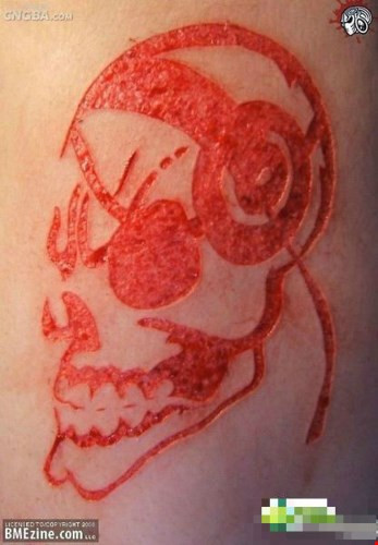 Quá trình xăm đau đớn này sẽ bao gồm bước loại bỏ phần da thừa sử dụng một con dao đục để ‘khoét’ hình theo ý muốn, sau đó, mực in sẽ được phun trực tiếp vào những ‘mảng thịt sống’ tạo thành những hình xăm phức tạp, độc nhất.