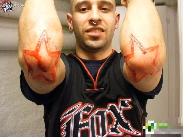 Xăm lột da được giới chơi cho là "đẳng cấp" hơn hẳn không chỉ ở sự kỳ công khi thực hiện mà còn vì khổ chủ sẽ phải chấp nhận đau đớn khủng khiếp về thể xác.