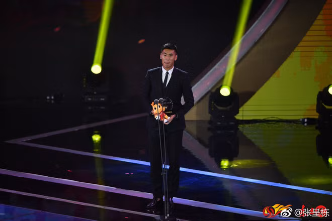 Là một người khá kín tiếng, Chengdong không mấy khi cập nhật những hình ảnh đời thường của mình lên MXH nhưng chỉ thông qua một vài bức hình quảng cáo được đăng tải.