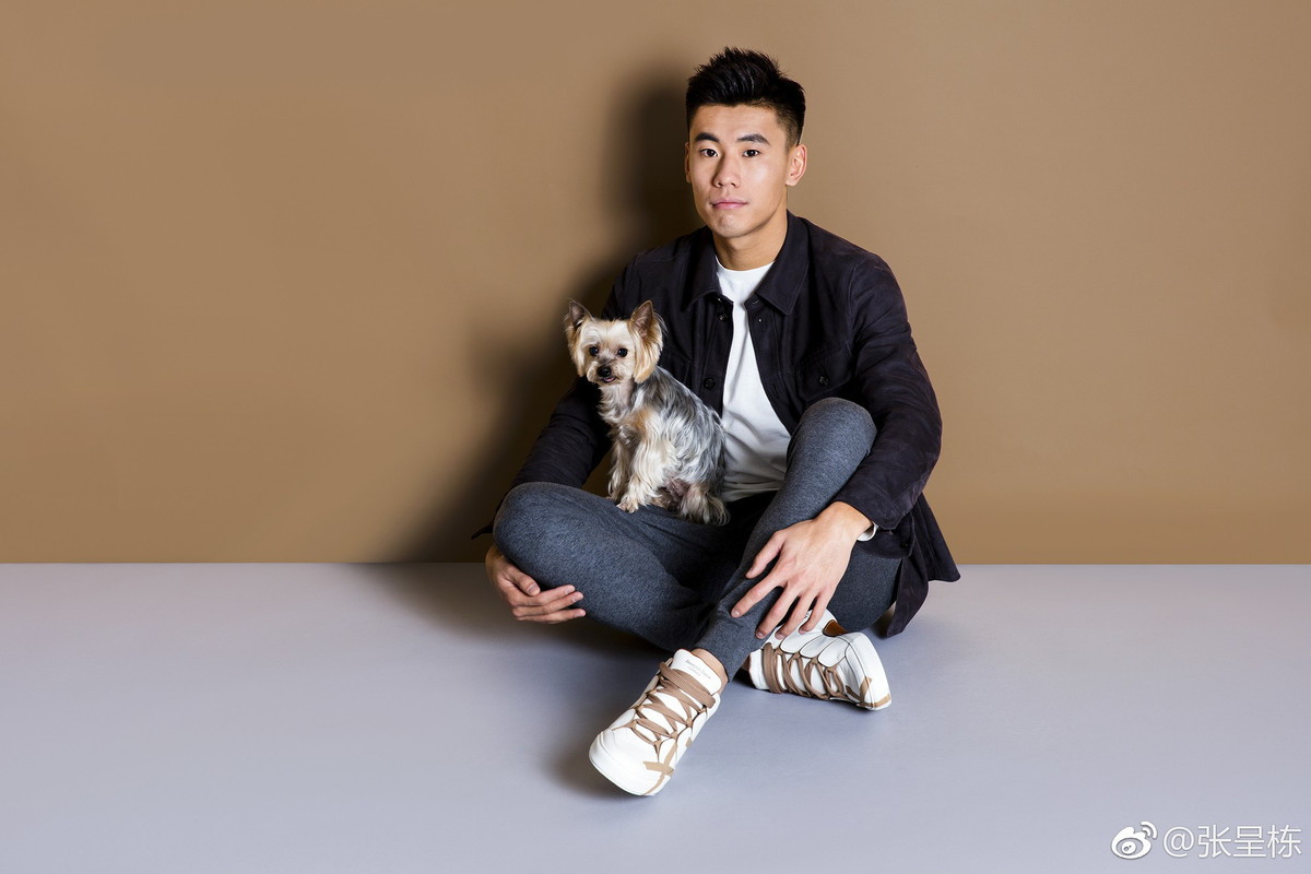 Chengdong bắt đầu chơi bóng từ năm 9 tuổi và đã đạt được rất nhiều danh hiệu, giải thưởng.