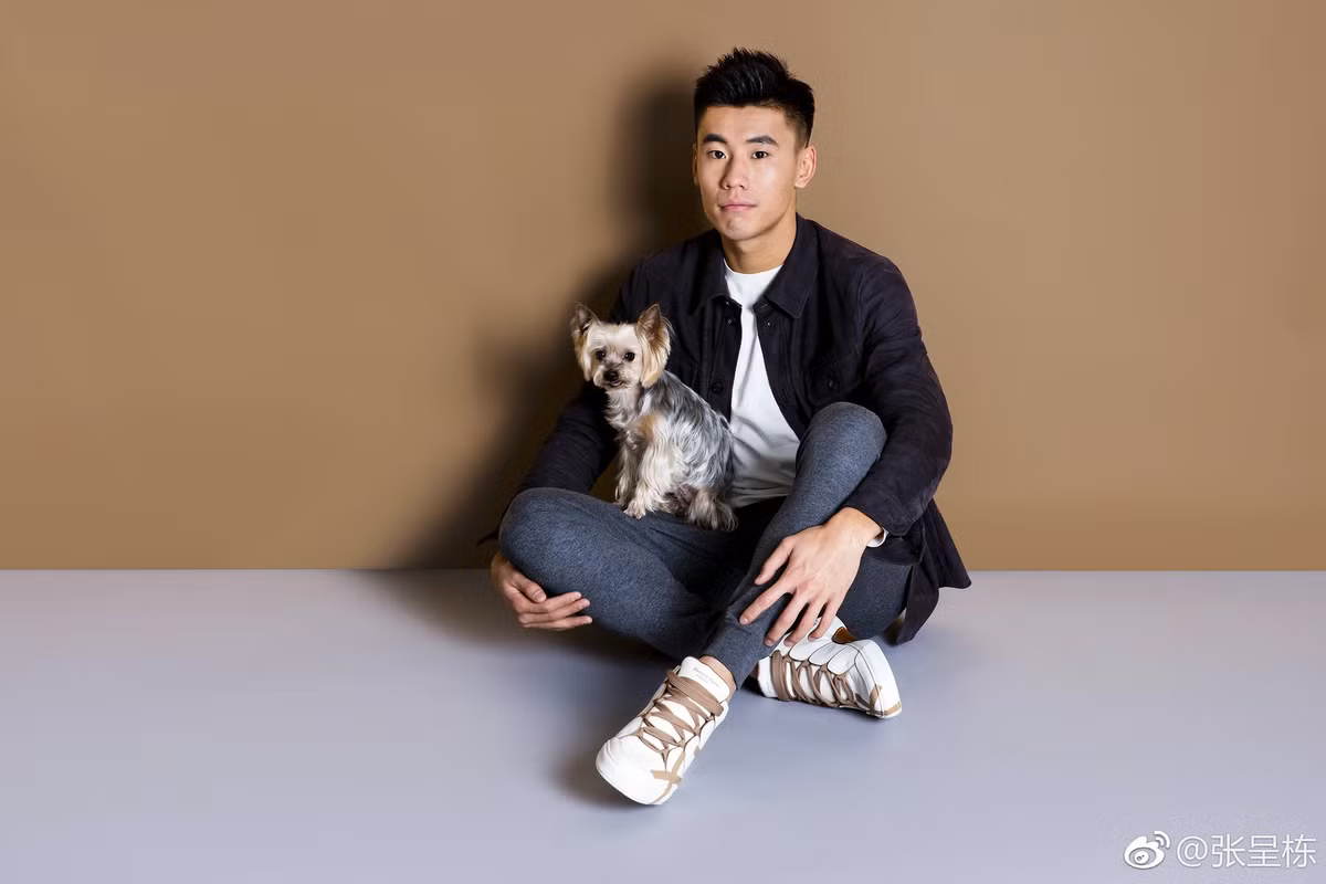 Chengdong bắt đầu chơi bóng từ năm 9 tuổi và đã đạt được rất nhiều danh hiệu, giải thưởng.