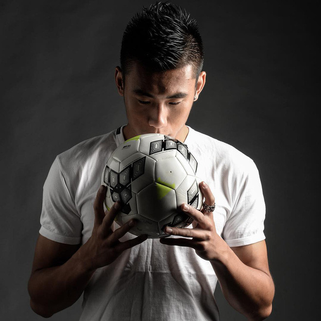 Với chiều cao 1m84, dù xuất hiện trên sân cỏ hay ngoài đời, nhìn Chengdong vẫn rất nổi bật.