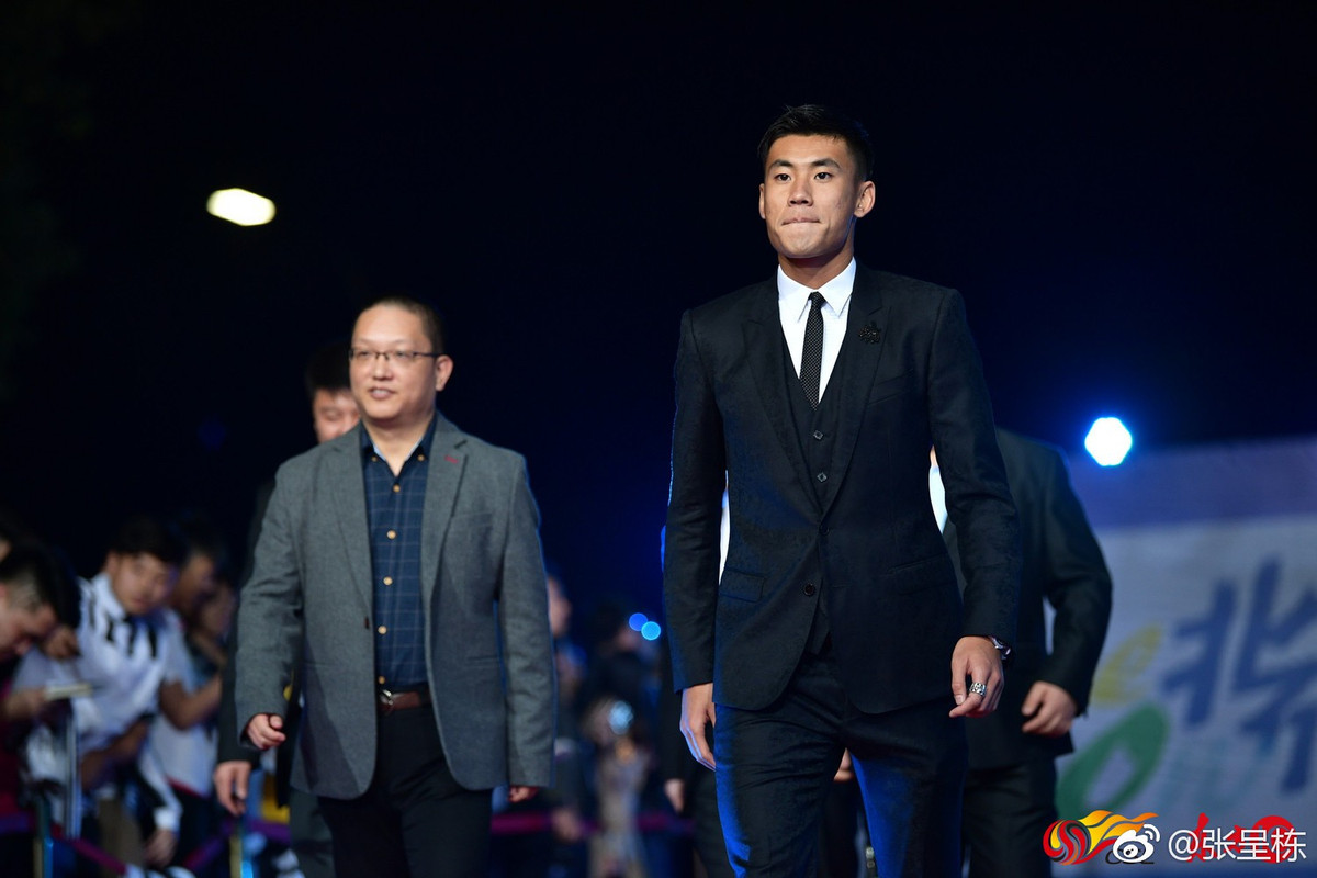 Chengdong sở hữu chiều cao 1m84, đôi chân dài và body 6 múi chuẩn chỉnh như siêu mẫu.