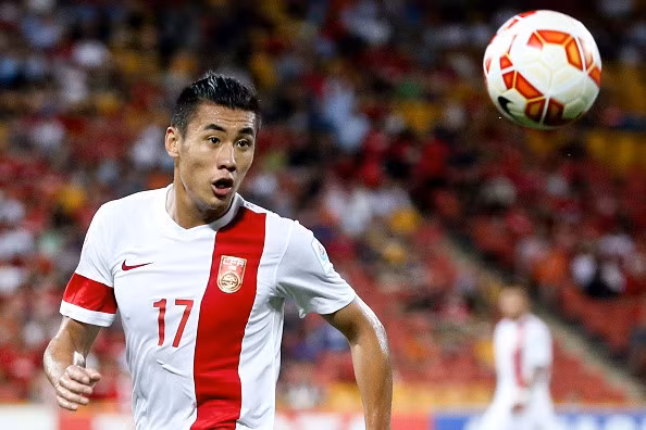 Cầu thủ này có gương mặt điển trai kiểu nam tính, mạnh mẽ. Chính điều này khiến fan girl phải hú hét mỗi khi Chengdong xuất hiện trên sân cỏ hay đời thường.