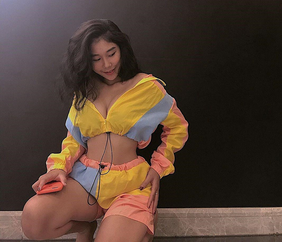 Với số đo vòng hai là 59 cm, người đẹp 2K được mệnh danh là "hot girl sở hữu vòng eo con kiến".