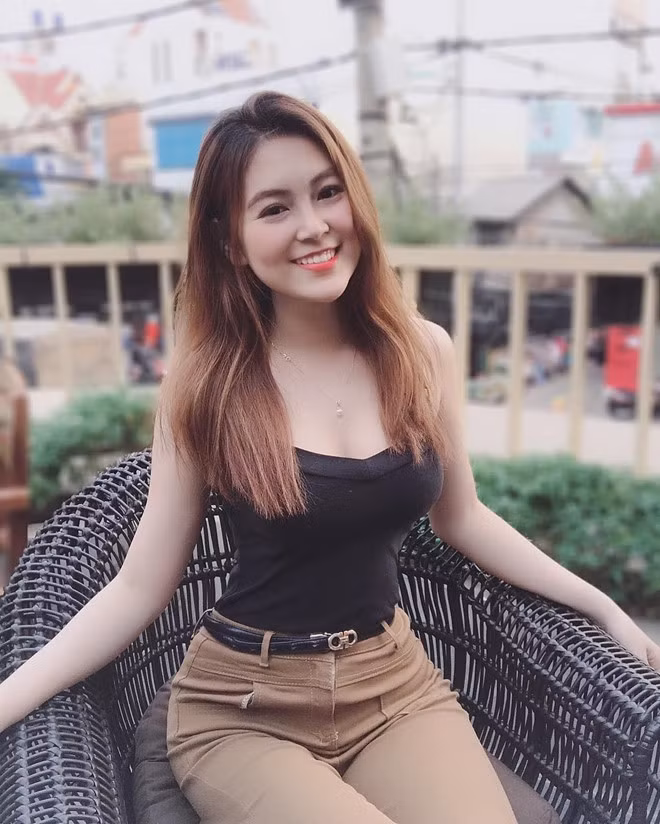 Ngoài ra, 9X được dân mạng kết nạp vào "hội hot girl sở hữu vòng eo con kiến" nổi tiếng trên mạng.