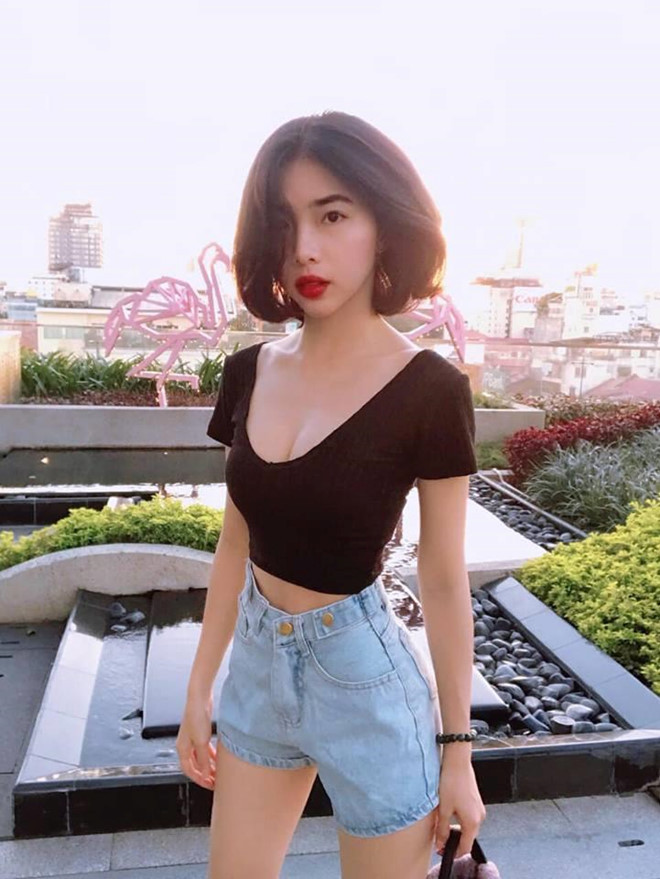 Đáp lời dân mạng, Sme Mai khẳng định vóc dáng của cô là do tập luyện và thói quen ăn uống mà có được. Cô gái này cũng thường đăng lên trang cá nhân những clip khoe vòng eo thon để chứng minh body chuẩn không phải là sản phẩm của phần mềm chỉnh sửa.