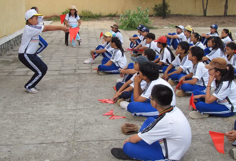 Được biết chủ nhân của những bức ảnh chép phạt Thể dục trên là Bảo Ngân Vũ và bạn này cũng chia sẻ rằng: "Đây chính là tờ giấy chép lại những động tác thể dục của đứa em gái mình. Vì em ấy thi thể dục không qua môn nên bị thầy giáo phạt chép ra giấy những động tác này để về nhà học thuộc".