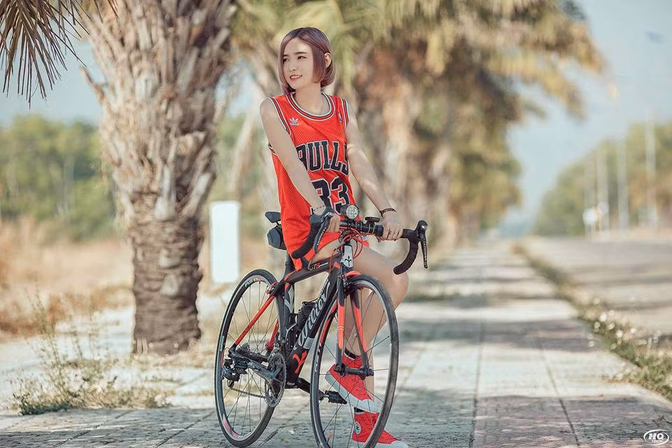 Bên cạnh những bình luận khen ngợi ngoại hình thì cũng có không ít thành viên mạng cho rằng Ngọc Hân đang dựa hơi DJ Soda để được nổi tiếng.