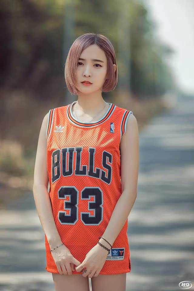 Nhờ kiểu tóc hợp với khuôn mặt và vô tình giống nữ DJ Soda, Ngọc Hân được nhiều người biết đến và nhận được sự quan tâm của thành viên mạng.