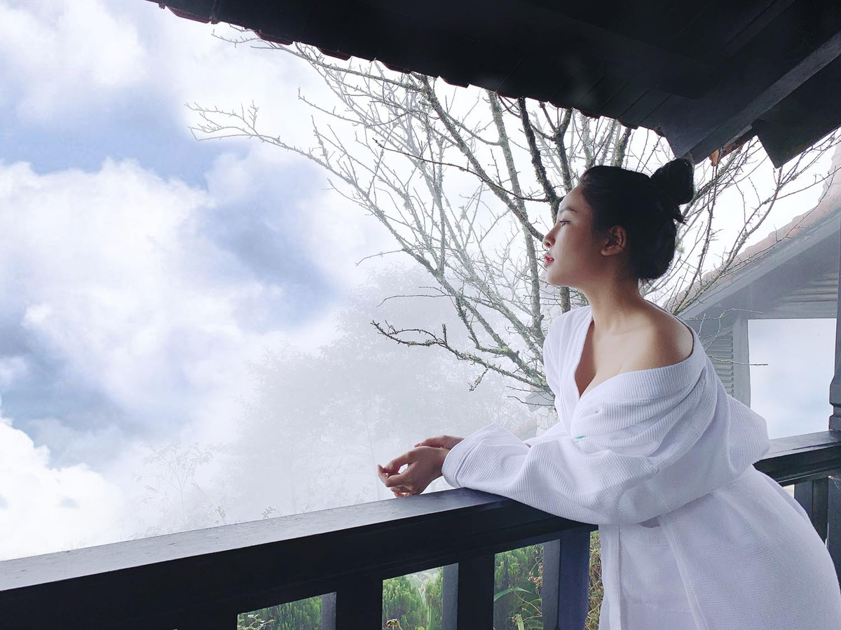 Sau khi bị tố gây phản cảm với những bộ thời trang khoe thân hay lùm xùm tình cảm với streamer Pewpew. Mới đây, Trâm Anh lại khiến CĐM "dậy sóng" khi cho biết nếu có duyên với Bùi Tiến Dũng, cô sẽ thử vì thích chàng thủ môn của đội tuyển Việt Nam.