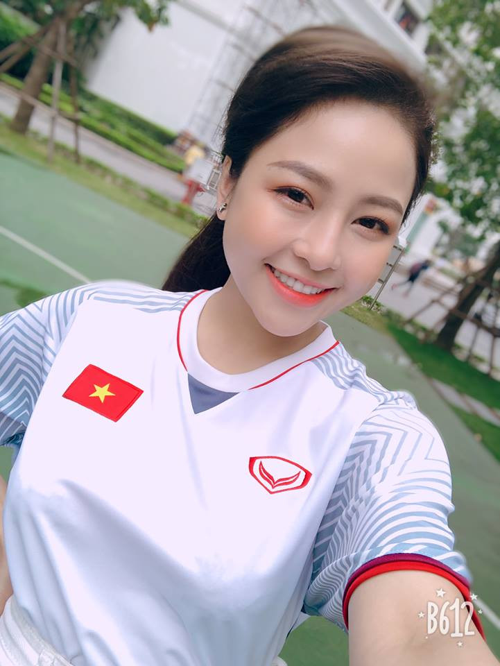 "Có thể nói năm 2018 là năm khởi sắc của Trâm Anh. Và bóng đá đóng góp một phần hết sức quan trọng. Cảm ơn bóng đá đã đưa Trâm Anh đến gần với mọi người". Hot girl 9X này chia sẻ thêm.