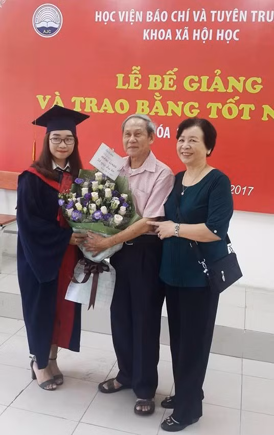 Nói thêm về ông ngoại mình Hương Giang chia sẻ rằng: "Kỷ niệm đáng nhớ nhất với mình là hôm ông bà đến chúc mừng ngày mình tốt nghiệp đại học. Mình rất hãnh diện vì cả hội trường hôm đó có duy nhất mình có ông bà bố mẹ đến mang hoa mang quà chúc mừng. Ông còn lên cảm ơn thầy cô đã dạy dỗ mình nữa làm thầy cô cũng cảm động rớt nước mắt".