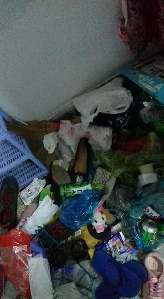 Ngủ giữ đống đồ ngổn ngang như vậy nhưng trong mắt nhiều nữ sinh vẫn còn gọn gàng chán.