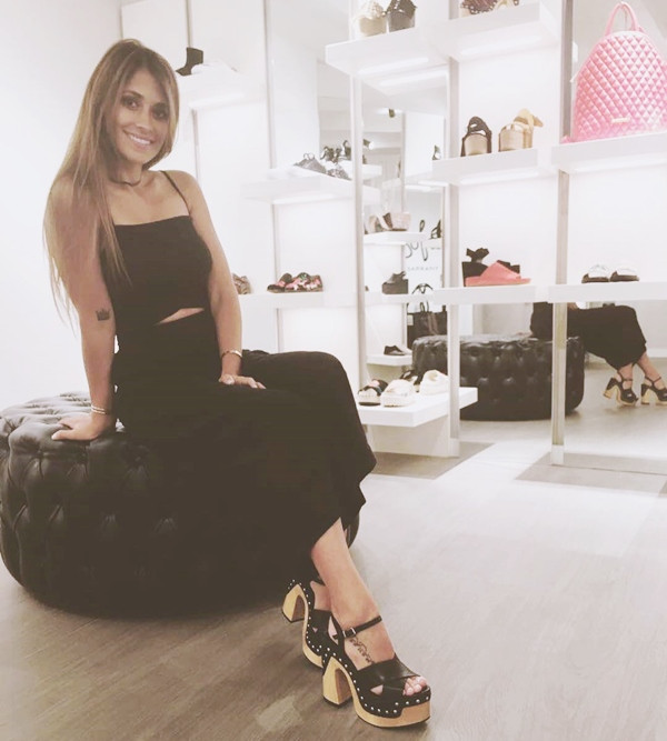 Vốn kín đáo, Antonella chỉ để lộ dáng người khi đi biển, mặc bikini cắt xẻ. Ngày thường cô nàng tiết chế hơn nhiều.