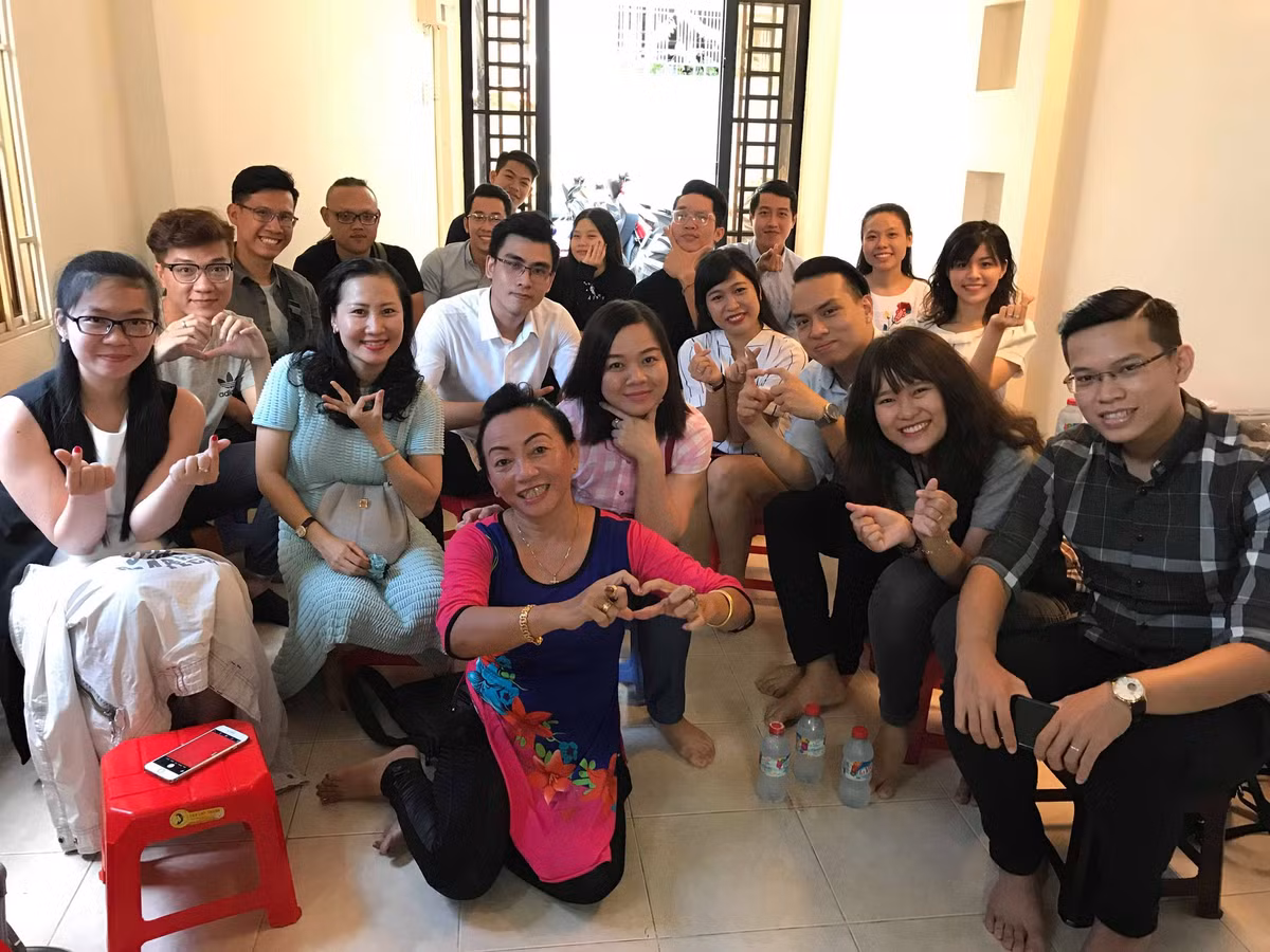 Thu Vân - cựu học sinh của cô Lan Hương và là người đã ghi lại đoạn clip kiểm tra 15 phút rất độc đáo này chia sẻ: "Đến thăm cô năm nay có rất nhiều học trò ở các khóa, có cả anh chị sinh năm 1976 - 1979 và có cả những em học sinh thuộc thế hệ 9X. Tất cả đều dành cho cô những tình cảm quý mến, trân trọng và nhớ mãi từng kỷ niệm tuổi học trò với cô Lan Hương"