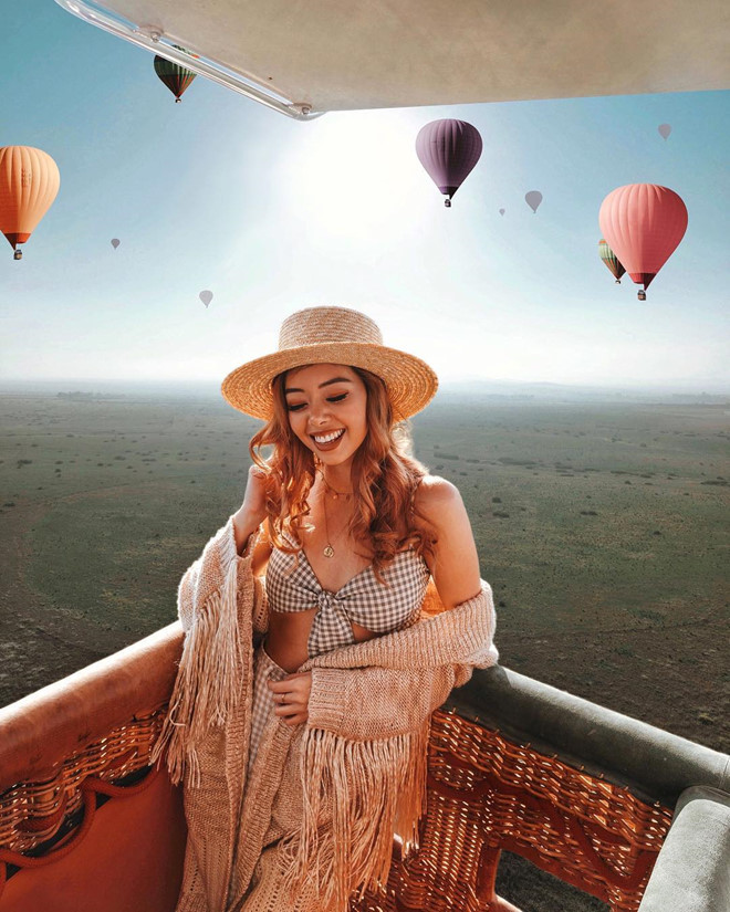 Tara cũng thường xuyên khoe các bức ảnh lãng mạn khi du lịch khắp nơi cùng bạn trai mình. Họ khiến nhiều người ngưỡng mộ khi được ghé thăm những nơi xa xỉ bậc nhất, từ vùng cao nguyên hùng vĩ đến thành phố sầm uất, giàu có.