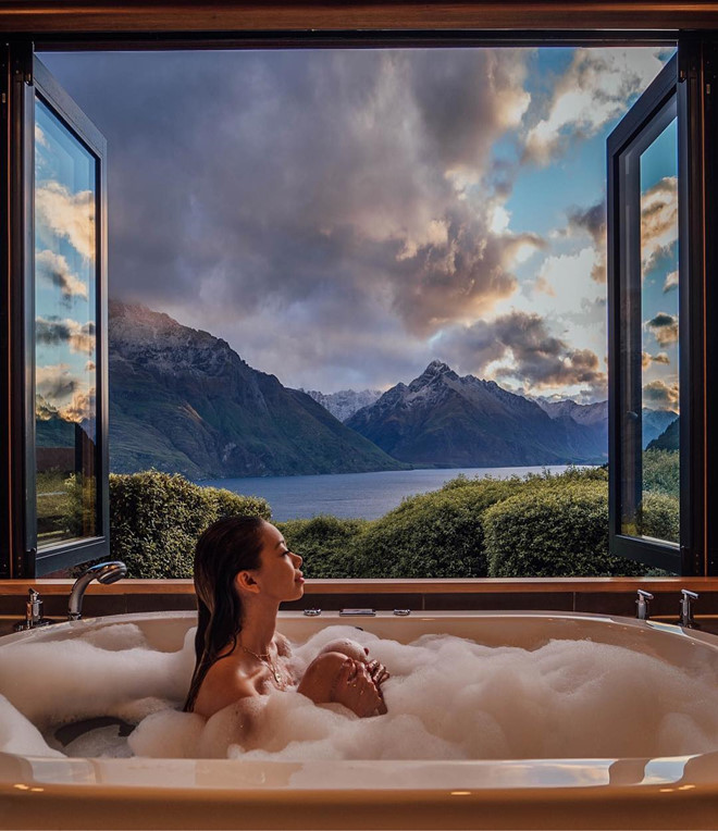 Tara từng lọt vào top 10 người có ảnh hưởng nhất Hopper HQ cho phân khúc du lịch. Theo Daily Mail, trung bình cô nàng 9X hội Rich Kid kiếm được 3.000 USD cho mỗi bài quảng cáo trên trang cá nhân.