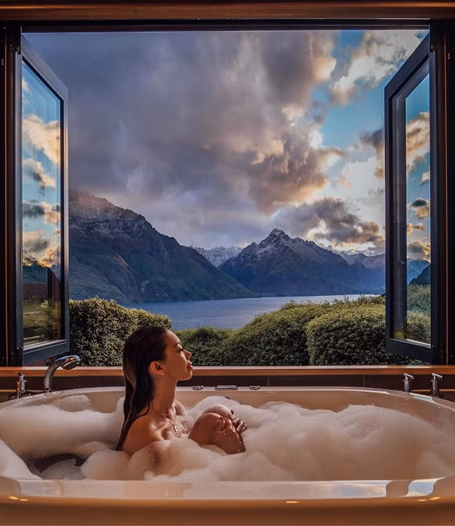 Tara từng lọt vào top 10 người có ảnh hưởng nhất Hopper HQ cho phân khúc du lịch. Theo Daily Mail, trung bình cô nàng 9X hội Rich Kid kiếm được 3.000 USD cho mỗi bài quảng cáo trên trang cá nhân.